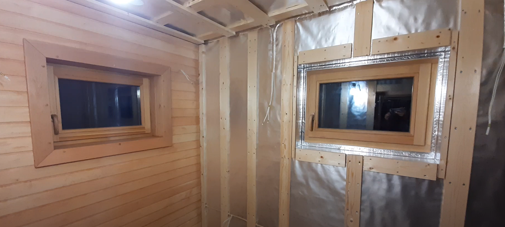 Установка деревянного окна для бани